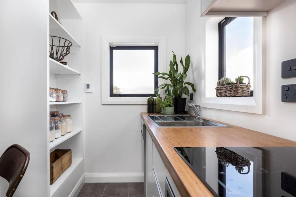 Apartment 2 - Haddin Court - Stunning Executive 블레넘 외부 사진
