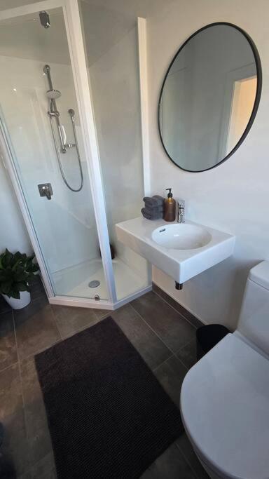 Apartment 2 - Haddin Court - Stunning Executive 블레넘 외부 사진