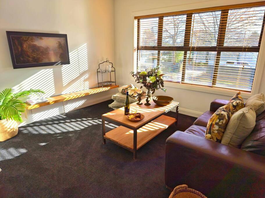 Apartment 2 - Haddin Court - Stunning Executive 블레넘 외부 사진